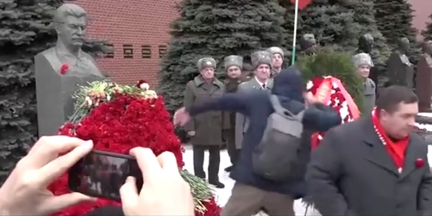 Stalin töreninde protesto: Cehennemde yan!
