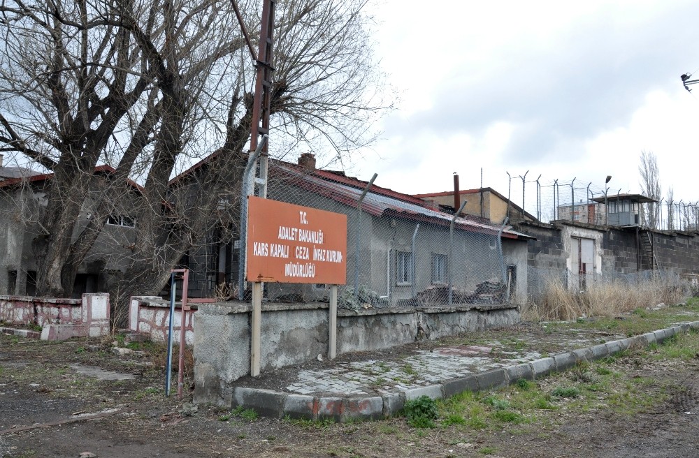 Stalin’in kayınpederinin de kaldığı cezaevi harabeye döndü 