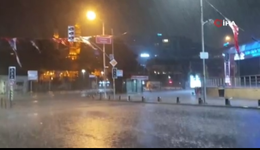 İstanbul’da gece yarısı sağanak sürprizi! Üsküdar sahili kısa sürede suya teslim oldu