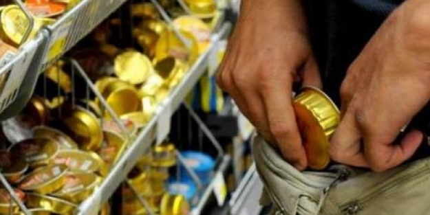 Standa girip gümüş kolyeler ile takıları çaldılar