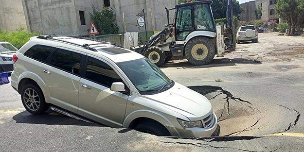 Standart CHP belediyeciliği! Asfalt yarıldı, içine araç düştü