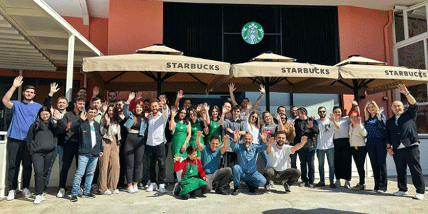 Starbucks'ın yeni şube açılışına katılan isim herkesi şok etti