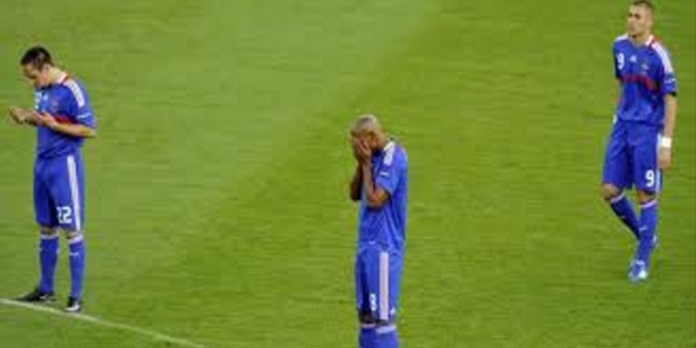 Statta ibadet eden Müslüman futbolculara ceza!