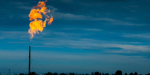 Su arıyordu! Bahçesinden bir anda doğalgaz fışkırmaya başladı... Tüm köylüler şokta