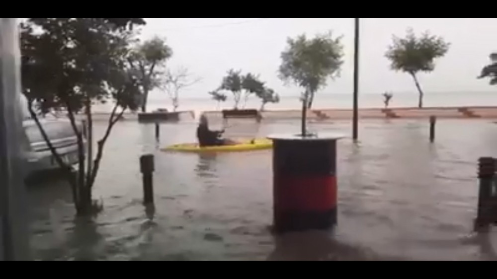 Su basan caddede kayıkla gezdi 