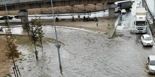 Su baskını, sel, heyelan ve yıldırım uyarısı! Orta Karadeniz'e hareket etti!