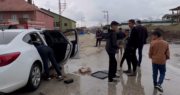 Su baskınında mahsur kalan araç böyle kurtarıldı