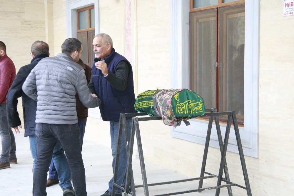 Su bebek son yolculuğuna uğurlandı 