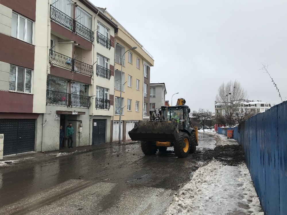 Su birikintisi toprak kaymasına neden oldu 