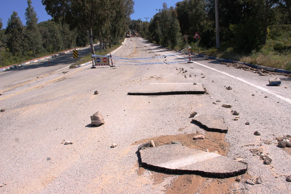 Su borusu bomba gibi patladı, taş üstünde taş kalmadı 