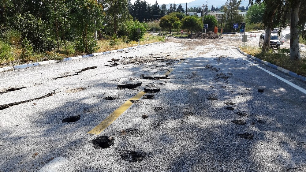 Su borusu patladı asfaltlar yerinden söküldü 