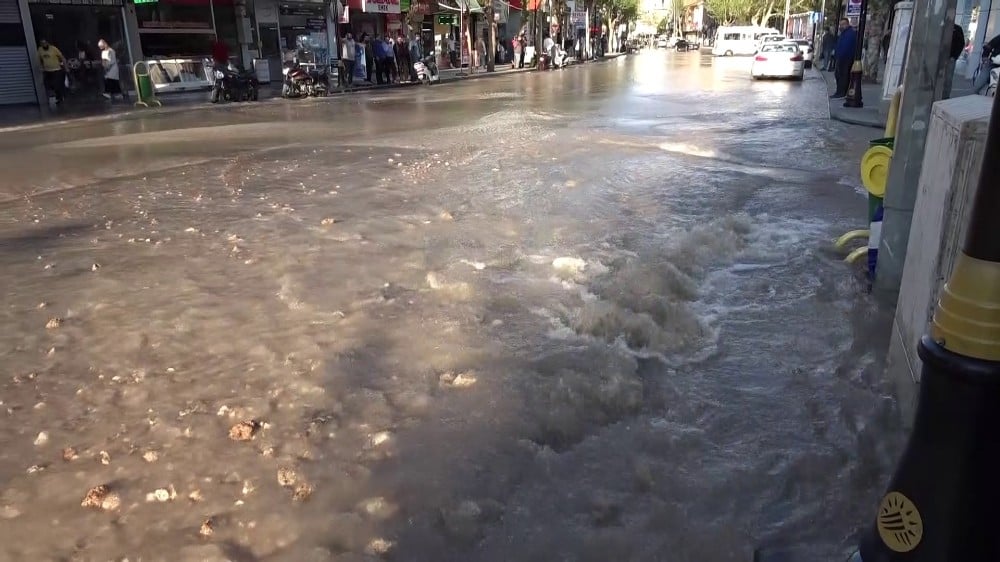 Su borusu patladı, cadde göle döndü 