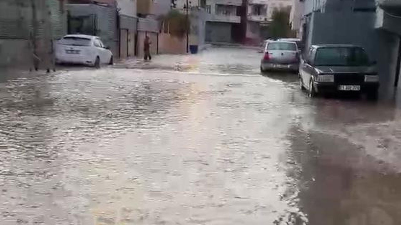 Su borusu patladı mahalle sular altında kaldı