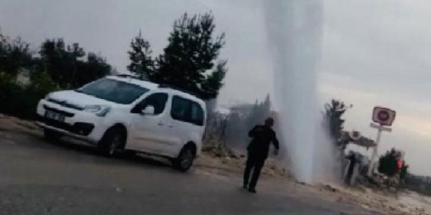 Su borusu patladı, yol göle döndü