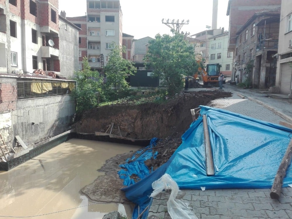 Su borusu patladı, yolda göçük oluştu 