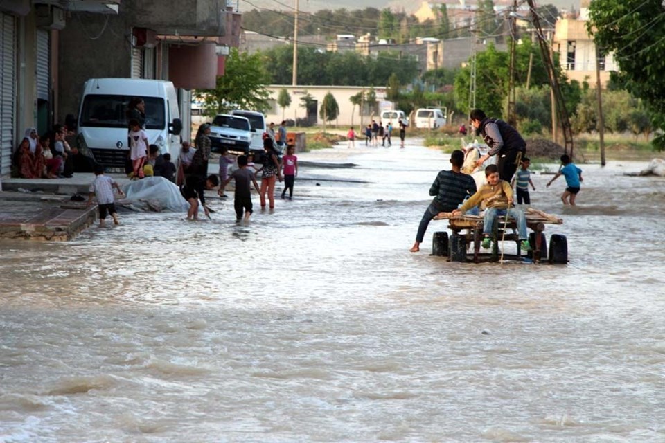 Su borusu patladı, yollar göle döndü