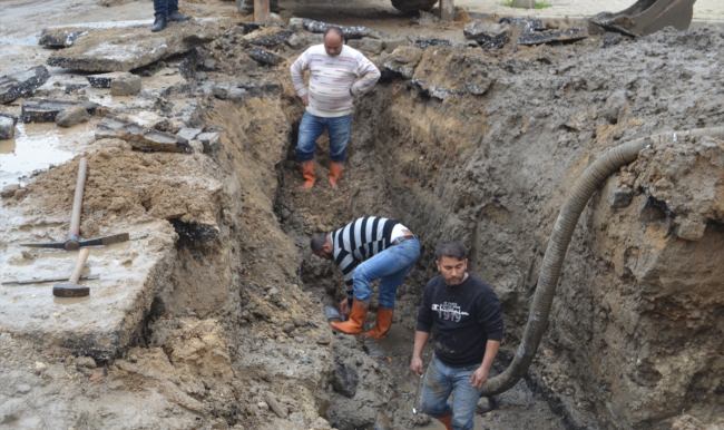 Su borusundaki patlak trafikte aksamla neden oldu