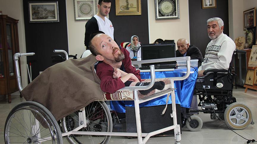 Su borusundan yapılmış sedyeden akülü sedyeye