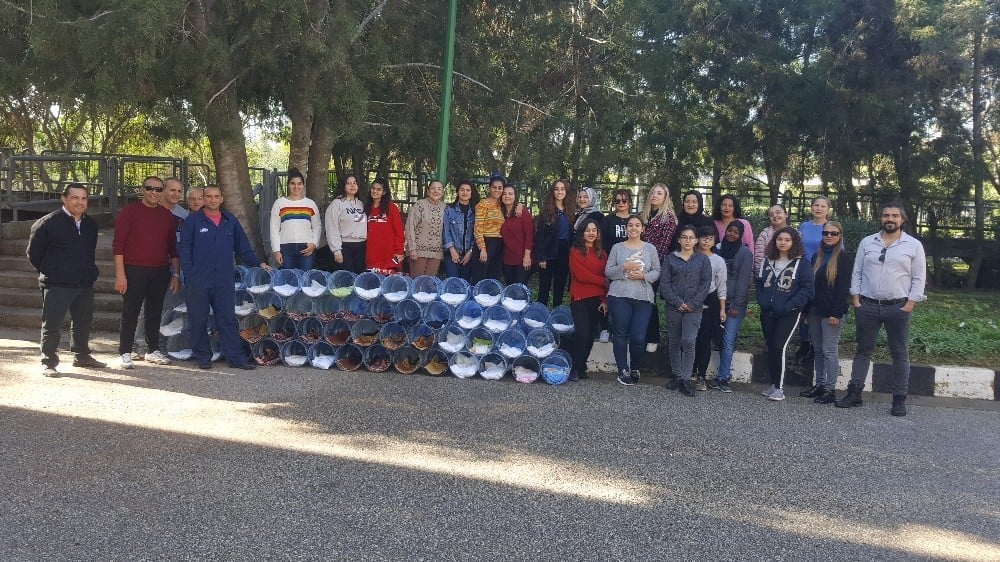 Su damacanalarından sokak hayvanlarına yuva yaptılar 