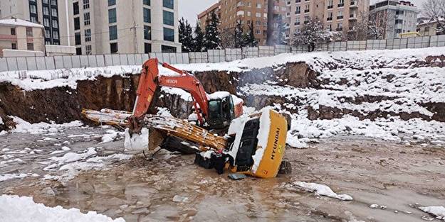 Su dolu çukura düşen iş makinesinin operatörünün cansız bedenine ulaşıldı!