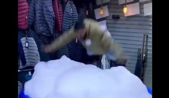 Su geçirmez mont tanıtımı olay oldu! Havuz kurup kendini suyla test etti