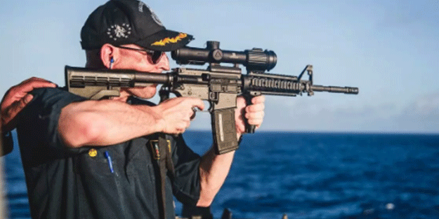 Şu hale bakın! Dürbünü ters takan yarbay ordudan atıldı