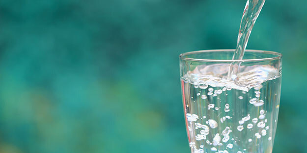 Böyle içenler yandı! Bakın ne oluyor... Su içerken iki kez düşünün!