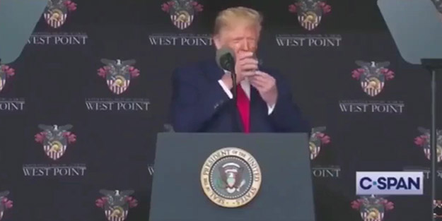 Su içerken yaşadığı zor anlar dikkatten kaçmadı! 