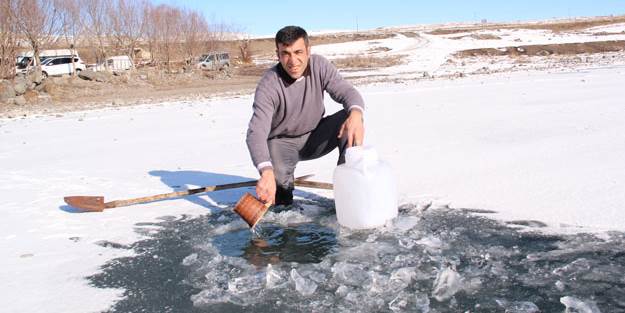 Su ihtiyacını donan gölden karşılıyorlar