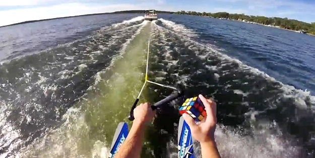 Su kayağı yaparken rubik küp çözdü