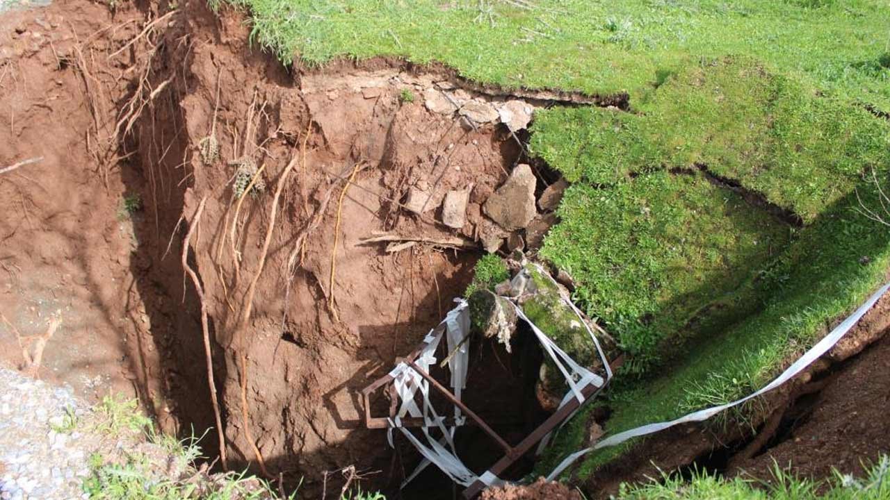 Su kuyusu üstüne yol yapıldı, sonuç ortada