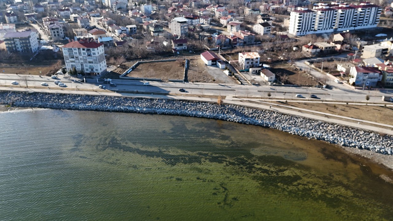 Su seviyesi gözle görülür şekilde düşüyor! Van Gölü alarm veriyor