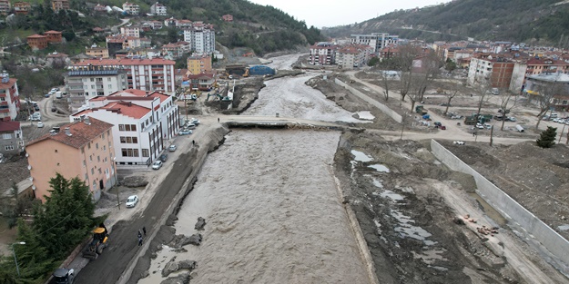 Su seviyesi yükseldi! Bir köprü daha ulaşıma kapatıldı