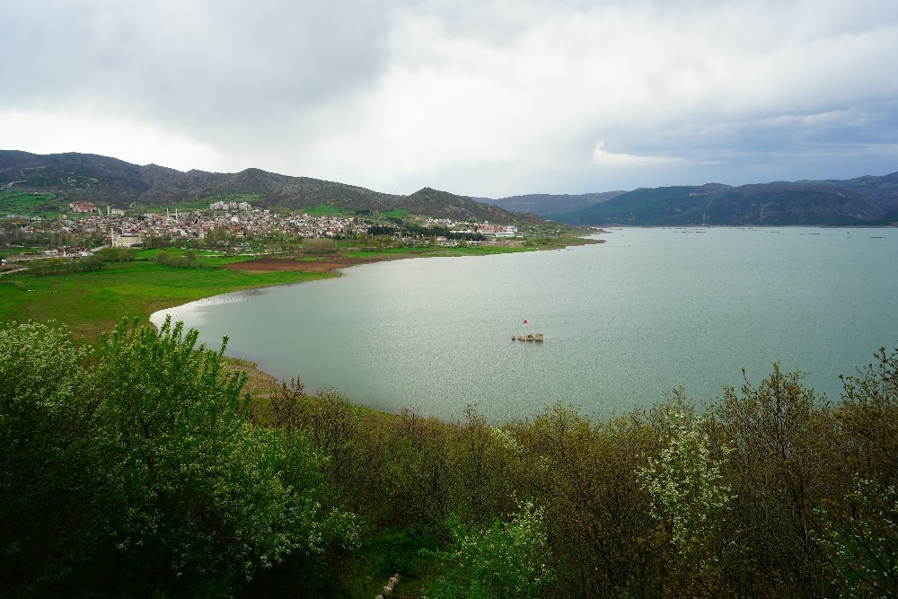 Su seviyesi yükseldi, kayalık suya gömüldü 