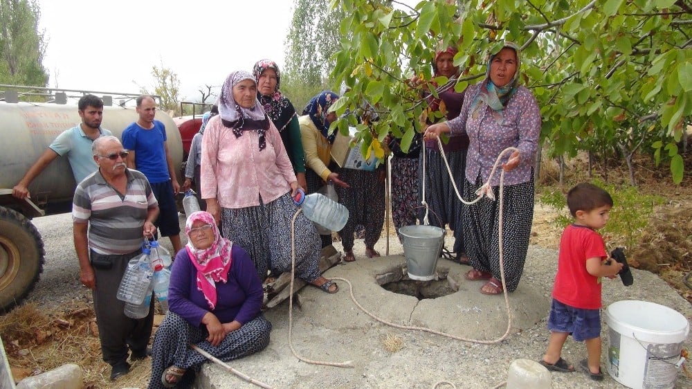 Su sıkıntısı çeken köylüler taşıma su ile ihtiyacını karşılıyor 