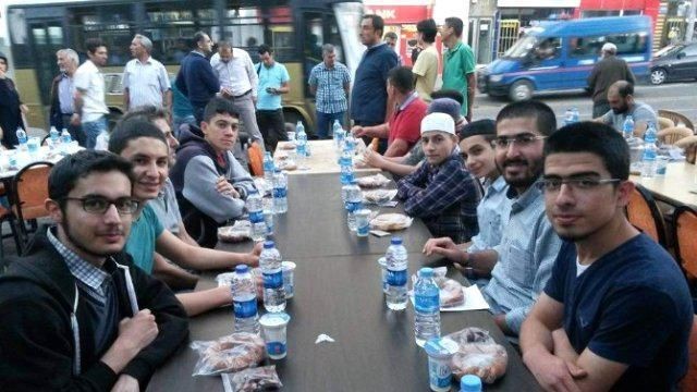 Su, simit ve hurma ile iftar yaptılar