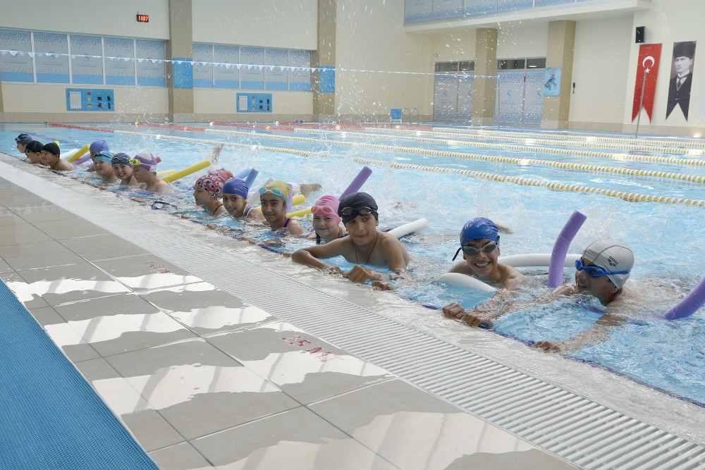 Su Sporları Merkezinde yüzme öğrenen çocuk sayısı bin 200’e ulaştı 