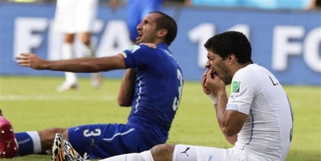 Suarez'in ısırığı istifa getirdi