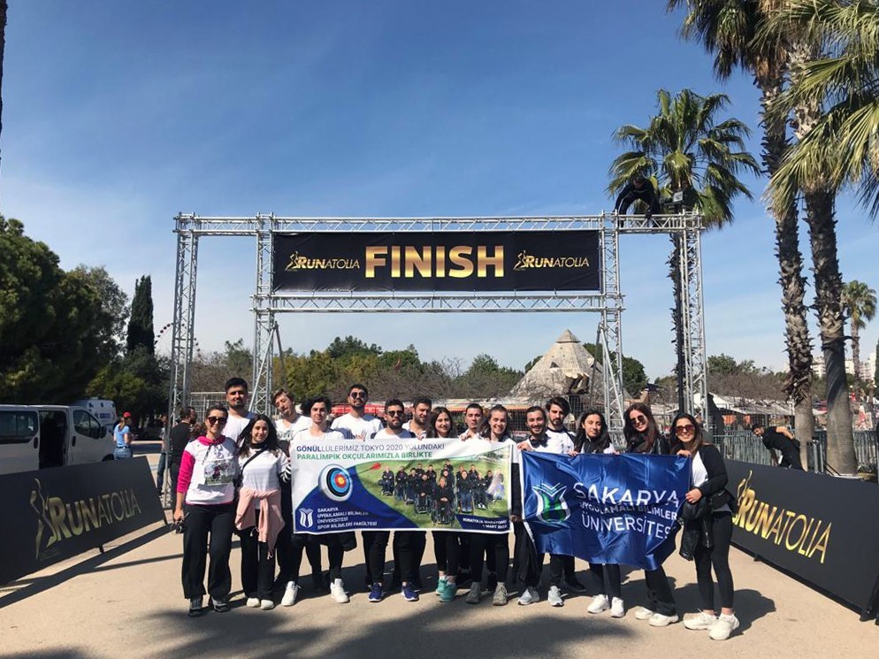 SUBÜ’lü öğrenciler Runatolia Maratonu’nda gönüllü olarak yer aldı 