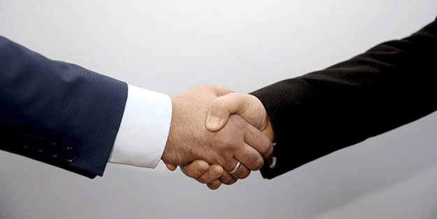 Suçlu ile sanık el sıkışıyor