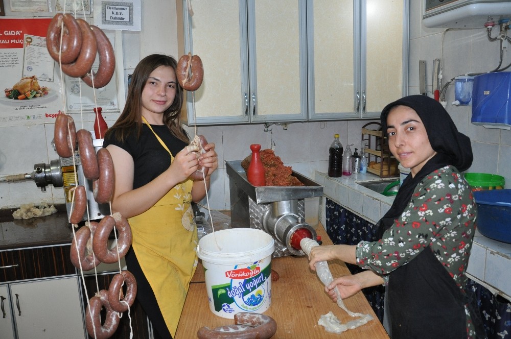 Sucuğa kadın eli değdi 