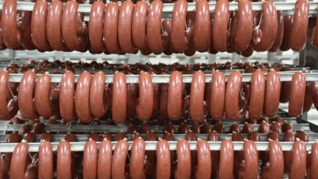 Sucuk diye bakın ne yedirmişler! Mide bulandıran rezalet