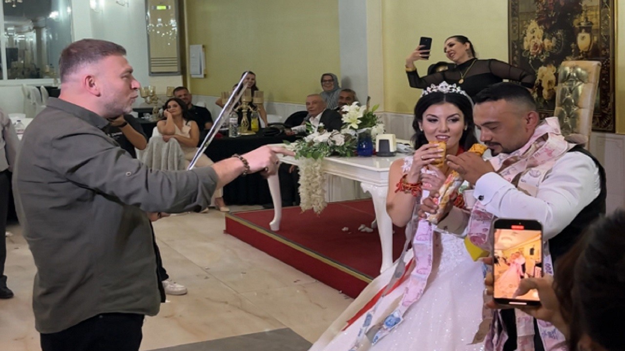 Sucuklar, dürümler havada uçuştu! Siz daha önce böyle bir takı töreni gördünüz mü?