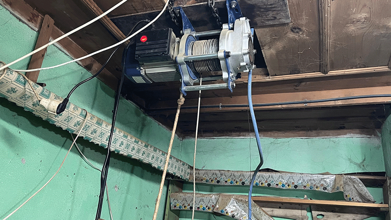 Suçüstü yakalandılar: Evin içine asansör sistemi kurmuşlar!