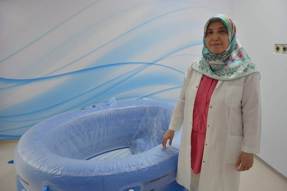 Suda doğum ağrıyı azaltıyor 