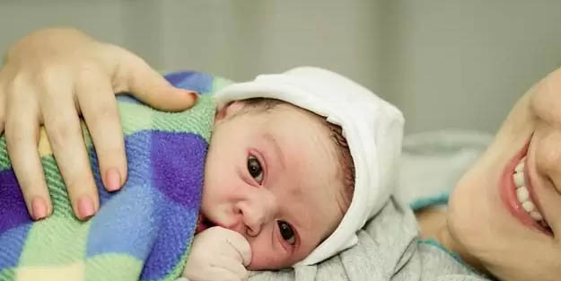 Suda doğum nedir ve faydaları nelerdir? Suda doğum ile gebenin stresi azalıyor!