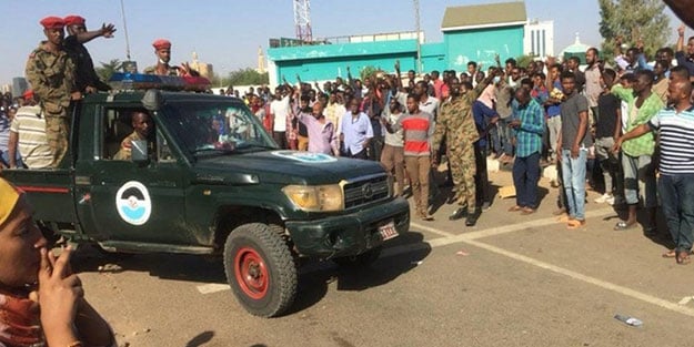 Sudan ordusuyla göstericiler arasında çatışma! Ölüler var