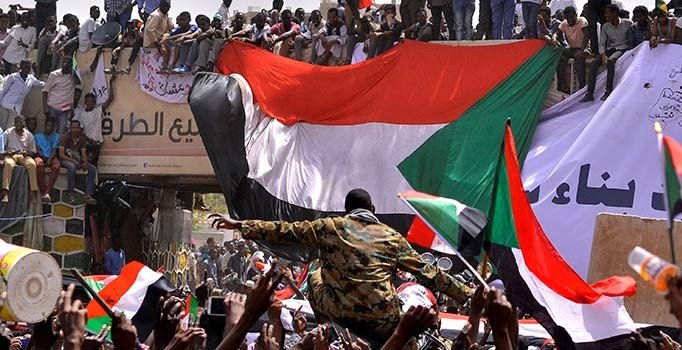Sudan'da askerler, göstericileri dağıtma girişimine başladı