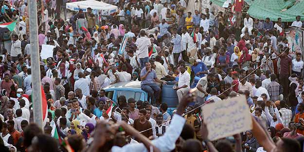 Sudan'da darbeci Avf'ın yerine gelen isim belli oldu
