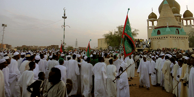 Sudan'da eller duaya Türkiye için kalktı